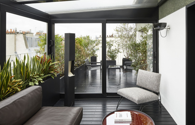 Sur la terrasse, le mobilier outdoor a été créé par Richard Schultz pour Knoll.