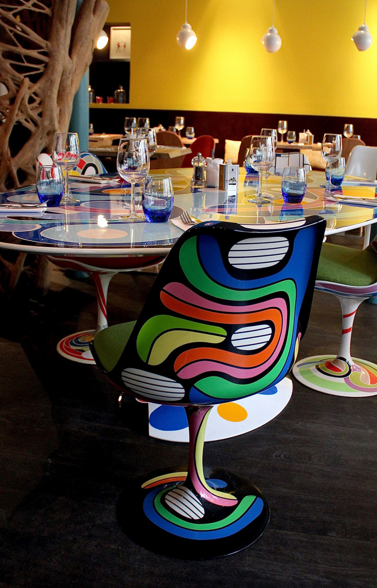 Chaise « Tulip » d’Eero Saarinen, par Bruno Schiepan, au restaurant Nomad’s, 12-41, rue du Marché-Saint-Honoré, à Paris (Ier).