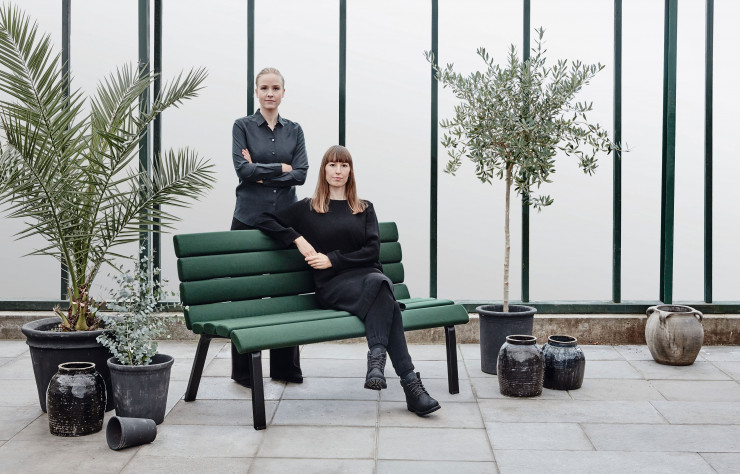 La jeune designer Sanna Gripner, assise sur le canapé « Park », qu’elle a créé avec Märta Hägglund (debout) pour Materia.