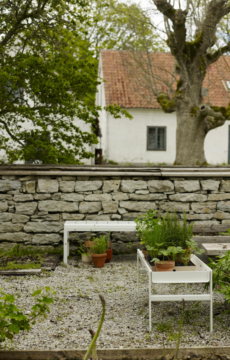 « Reform », dessiné par Louise Hederström pour Skagerak, s’utilise au choix comme banc ou comme jardinière.
