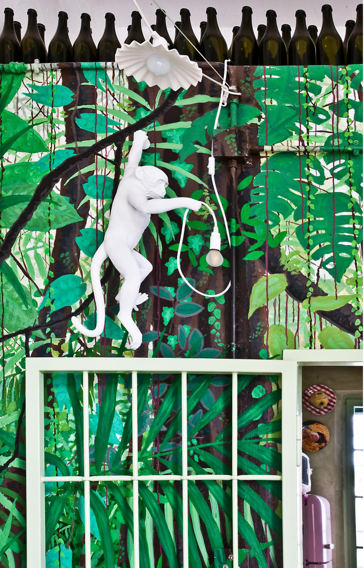 Un décor des plus appropriés pour l’applique « Monkey Hanging » : cette jungle a été peinte sur place par Marcantonio Raimondi Malerba lui-même à la demande de Stefano, qui voulait rendre hommage aux origines brésiliennes d’Adriana.