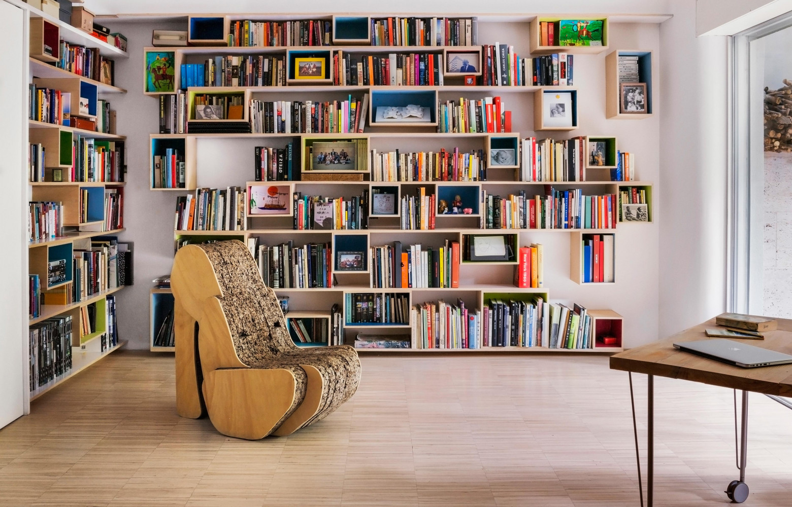 Dans le coin bibliothèque, où les membres de la famille peuvent s’isoler pour travailler, chaise « Shooz...