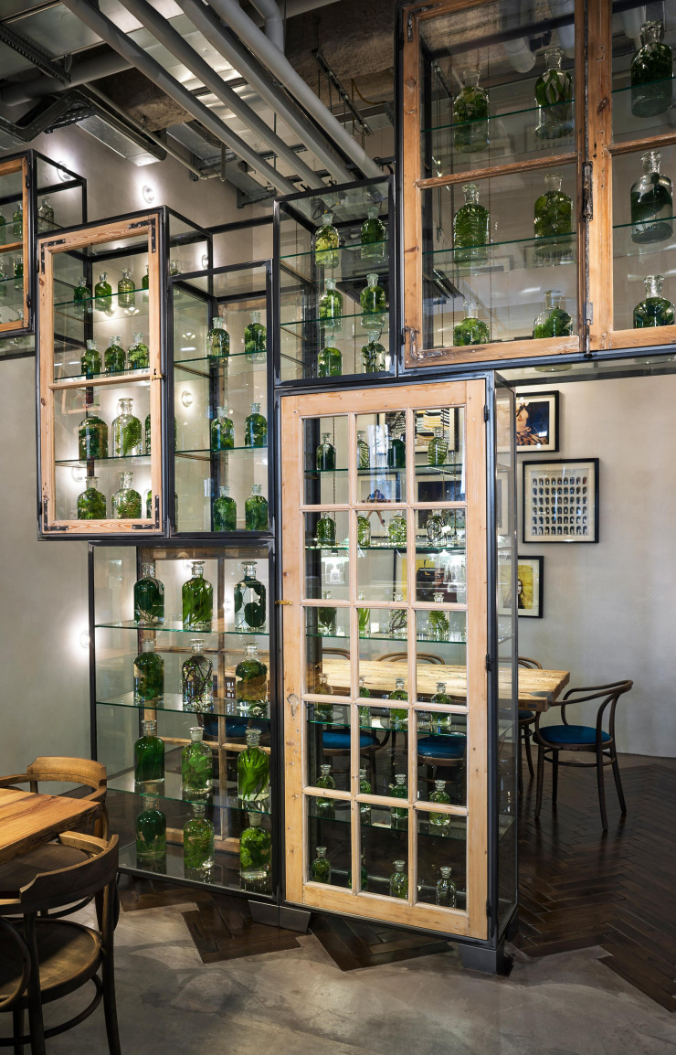 La vitrine de Piet Hein Eek sert de demi-cloison à l’espace privé du café.