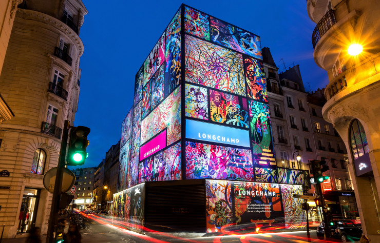 Habillage de chantier imaginé l’an dernier par Ryan McGinness pour la boutique parisienne de la rue Saint-Honoré.