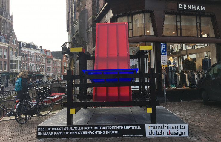 Hommage à Rietveld dans les rues d’Utrecht avec une version géante de sa chaise Rouge-Bleu.