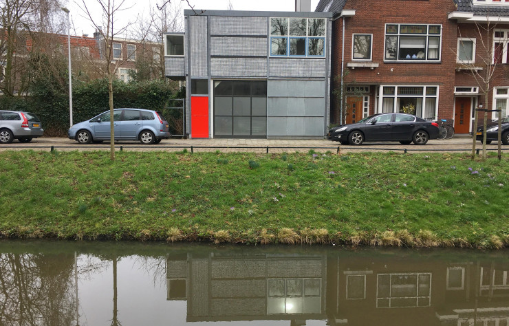 La maison du chauffeur d’un médecin d’Utrecht est le premier bâtiment conçu par Rietveld. Un discret manifeste moderniste !