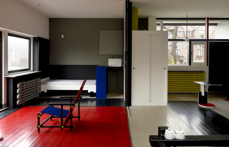 Le 1er étage de la Schröder House de Gerrit Rietveld (1924), son système de cloisons amovibles et sa chaise Rouge-Bleu.
