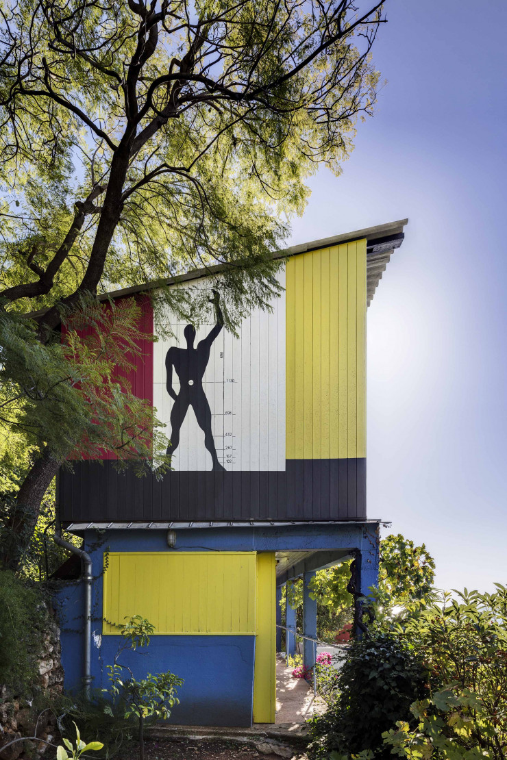Le pignon ouest des Unités de camping de Le Corbusier avec une peinture du Modulor réalisée a postériori.