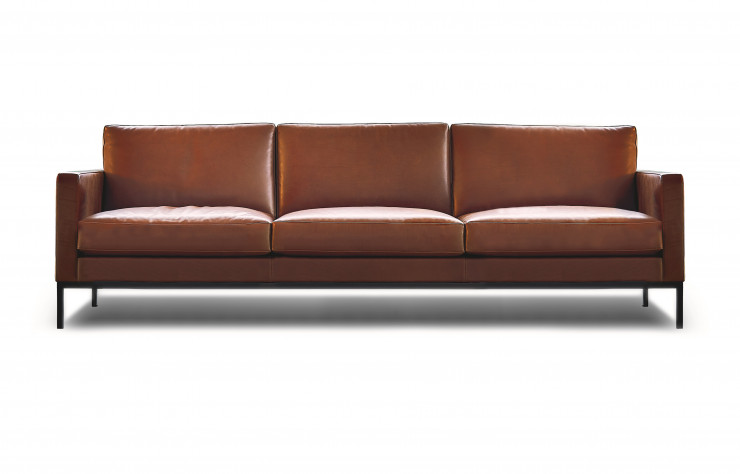 Ce sofa Settee, repensé dans une version Relaxed (coussins rembourrés), a été créé par Florence Knoll en 1954 pour les entreprises.