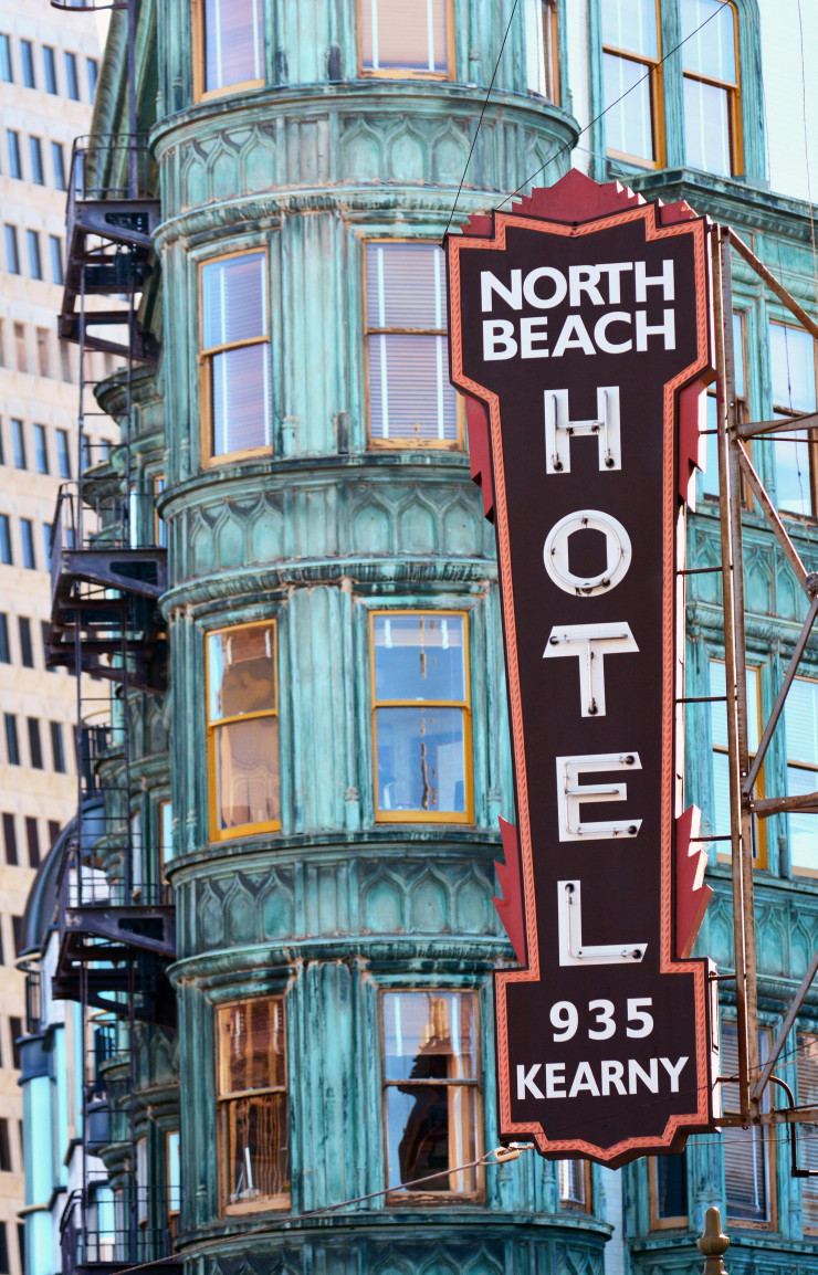 À San Francisco, le quartier de North Beach a gardé nombre de vieilles enseignes publicitaires dont certaines illuminent encore les rues à la nuit tombée.