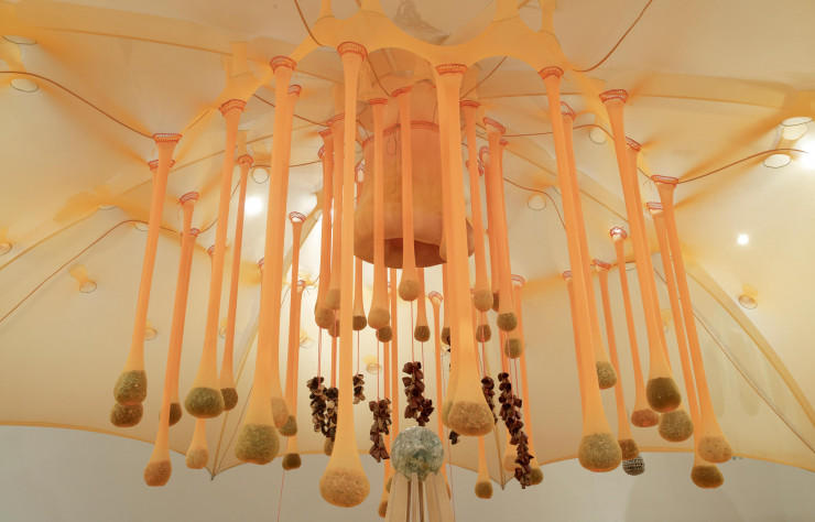 « Flower Crystal Power » (2014) d’Ernesto Neto, pour l’exposition « Jardin infini. De Giverny à l’Amazonie », au Centre Pompidou-Metz.