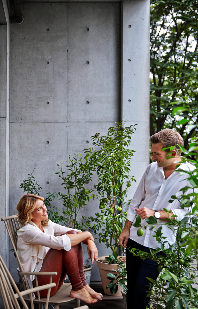 Amanda et Nicolai Bergmann sur l’une de leurs terrasses, agrémentée de chaises « J110 » (Hay).