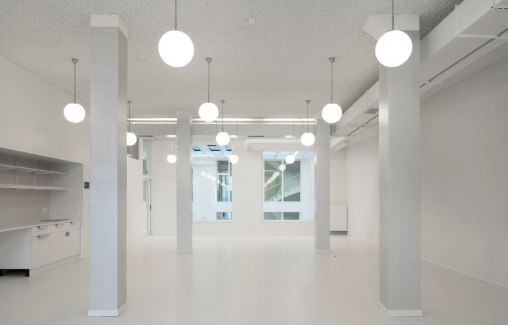 Entièrement blancs, les espaces permettent aux artistes et designers de s’approprier le MAD.