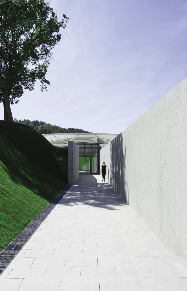 Vue de l’entrée du bâtiment. Renzo Piano a créé un lieu aux lignes simples dessinées dans le verre et le béton bruts.