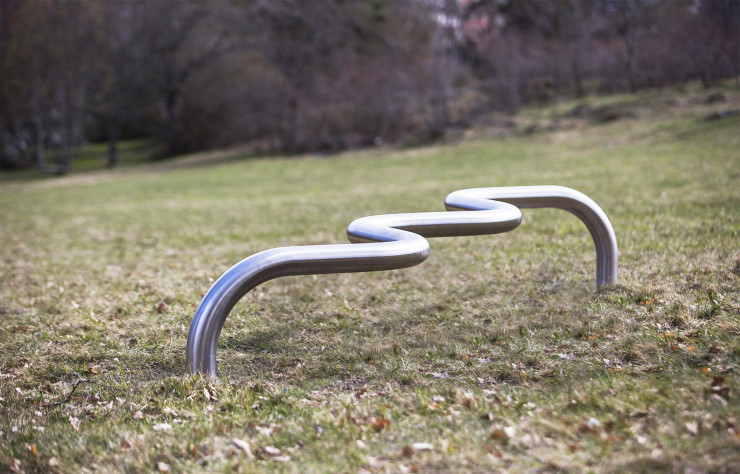 Max Lamb et son banc minimaliste, un tube d’acier qui serpente.