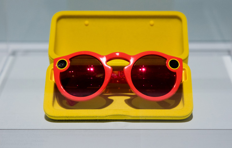 Dessinées en Californie, les lunettes Spectacles, conçues pour le réseau social Snap(chat), sont disponibles depuis peu en Europe. Le Design Museum de Londres est l’un des rares endroits où se les procurer.