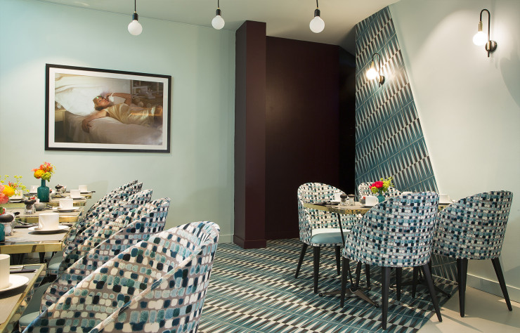 La salle du petit déjeuner et ses chaises vintage qu’on croirait sorties d’un film de Jacques Tati.