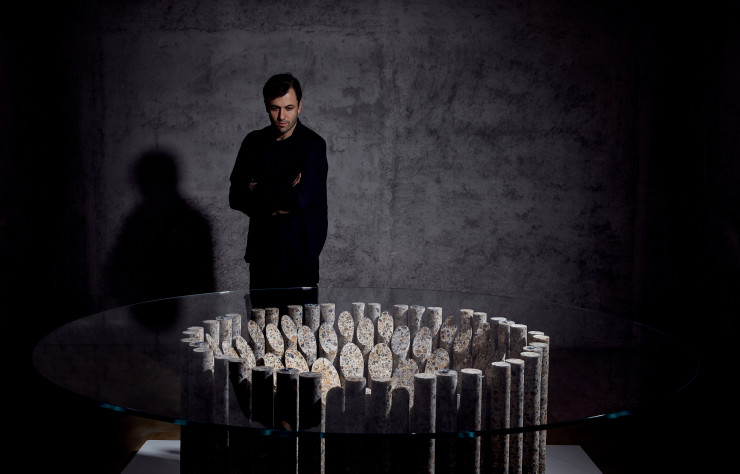 Paul Cocksedge et sa table dont la structure est faite de cylindres extraits du sous-sol de son ancien studio.