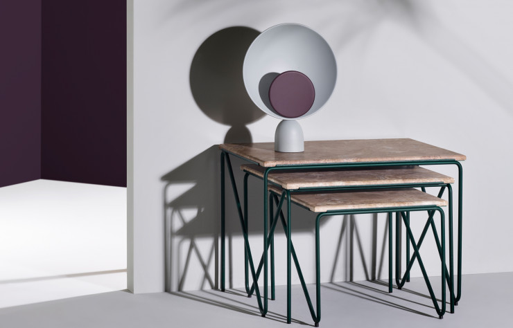 Sur les tables gigognes avec plateau de marbre ou de pierre « Tryptich » du studio danois All the way to Paris, la lampe « Blooper » de la designer danoise Mette Schelde.