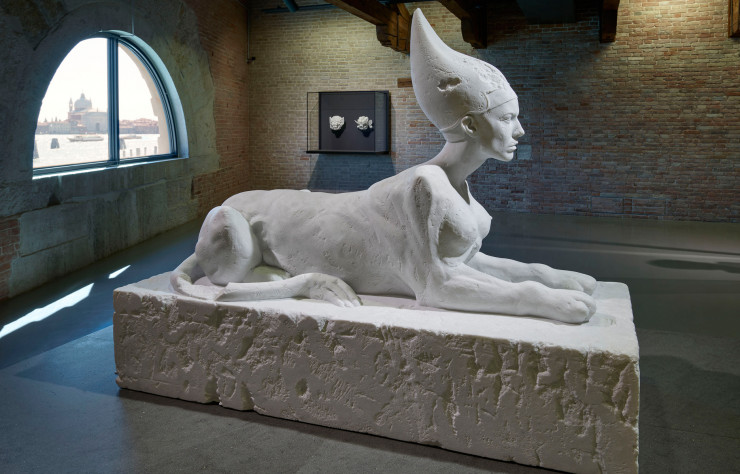 « Pair of Masks » (à gauche), 2011, marbre de Carrare, 27,4 x 31 x 13,9 cm + 25,3 x 33,3 x 24,5 cm / « Sphinx » (au centre), 2011, marbre de Carrare, 126 x 162 x 55 cm.