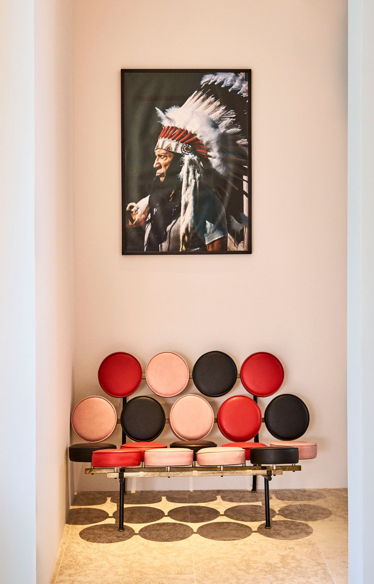 Dans le lobby, toujours, un canapé « Marshmallow » de George Nelson au-dessous d’une photographie de David Douglas Duncan, « Picasso avec une coiffe indienne », un cadeau de Gary Cooper (Cannes, La Californie, 1960).