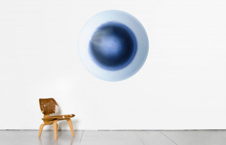 Décor mural circulaire en papier peint « Eclipse » de Constance Guisset.