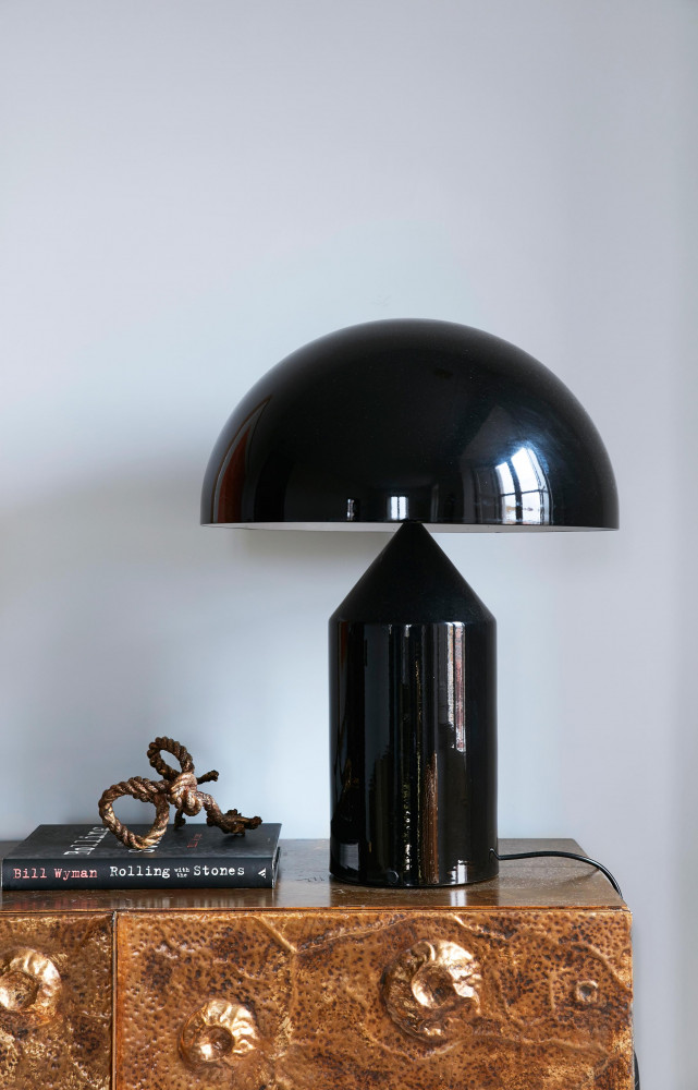 Dans le salon, la lampe « Atollo » de Vico Magistretti (Oluce) repose sur l’un des deux...