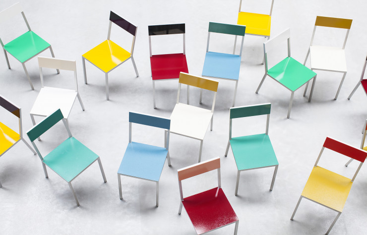 Les chaises en aluminium aux couleurs vives de Muller Van Severen, un classique du catalogue Valerie Objects.