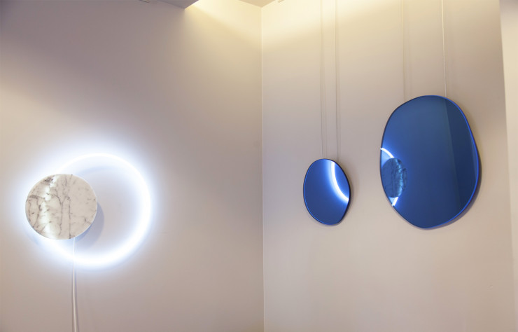 A gauche, rencontre marbre-néon avec cette pièce de la collection Voie Light (2016). A droite, les miroirs Seeing Glass, une co-création avec Brit van Nerven.