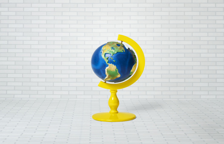Globe Stand met le monde à portée de main et en fait un simple objet décoratif.