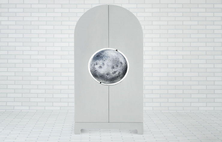 Studio Job passe de la Terre à la Lune avec l’armoire Moon, une réinterprétation de leur œuvre Globe (2014).