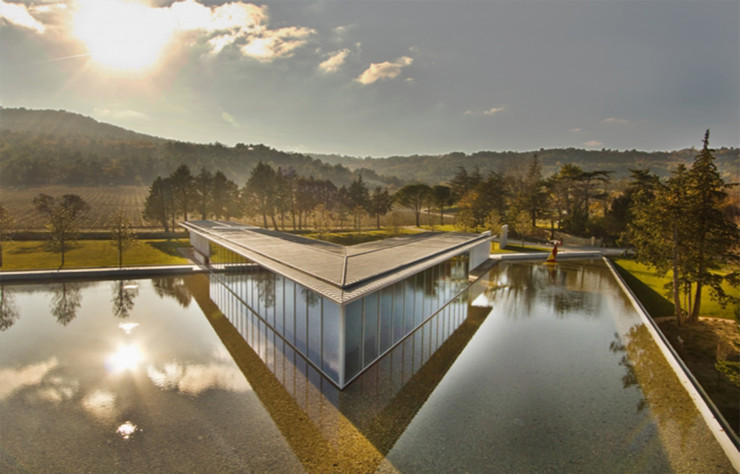 Le Centre d’Art comme posé sur l’eau de Tadao Ando en 2011 au Château La Coste. Une des (trop) rares réalisations de l’architecte japonais en France.