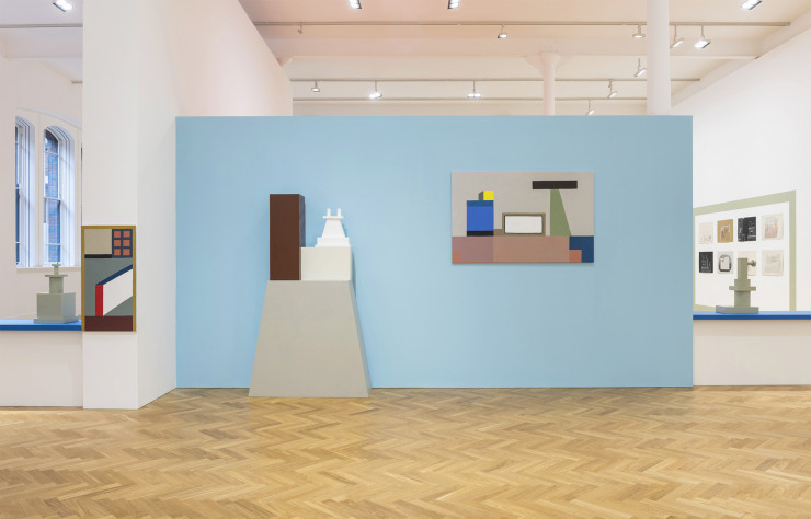 Agencé par Nathalie du Pasquier elle -même, l’espace de la galerie accorde ses tons pastels aux œuvres exposées.
