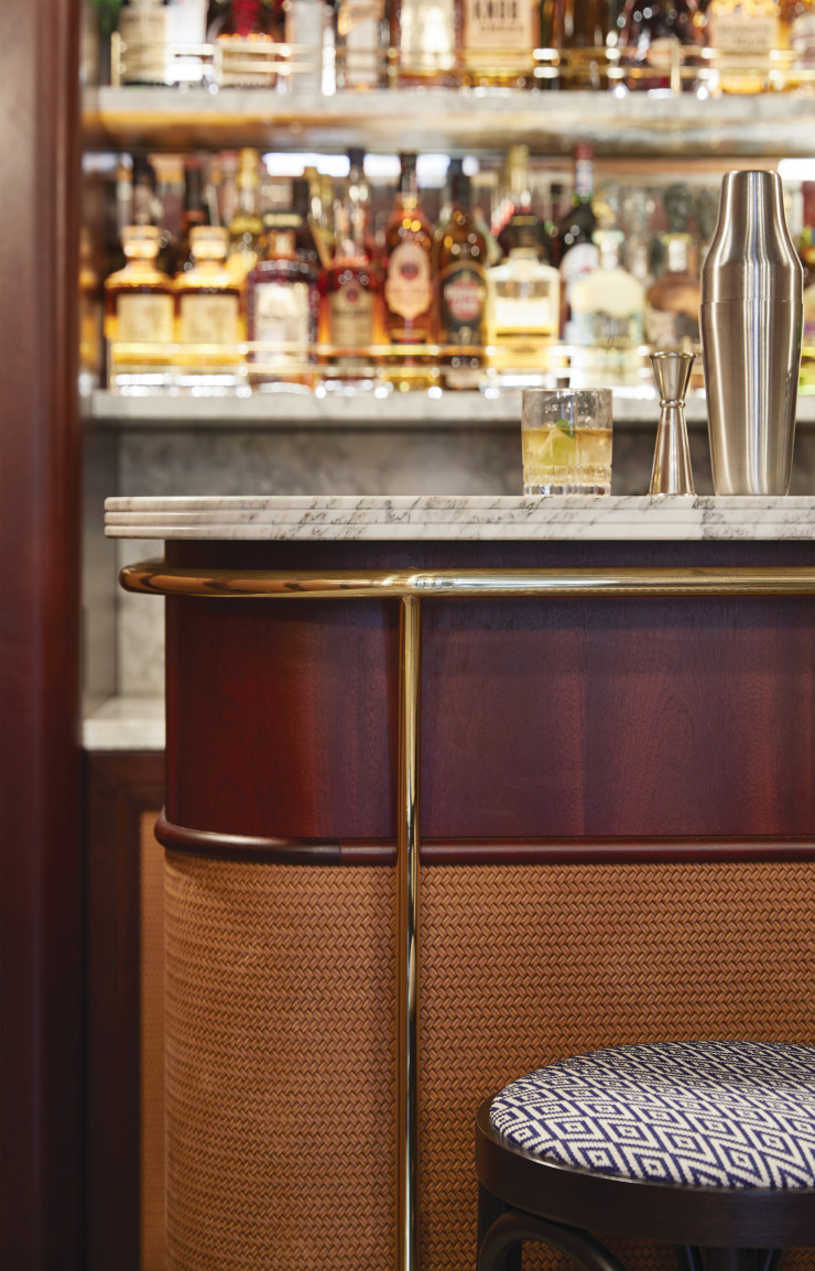 Le bar propose une ambiance luxueuse, rétro et intimiste.