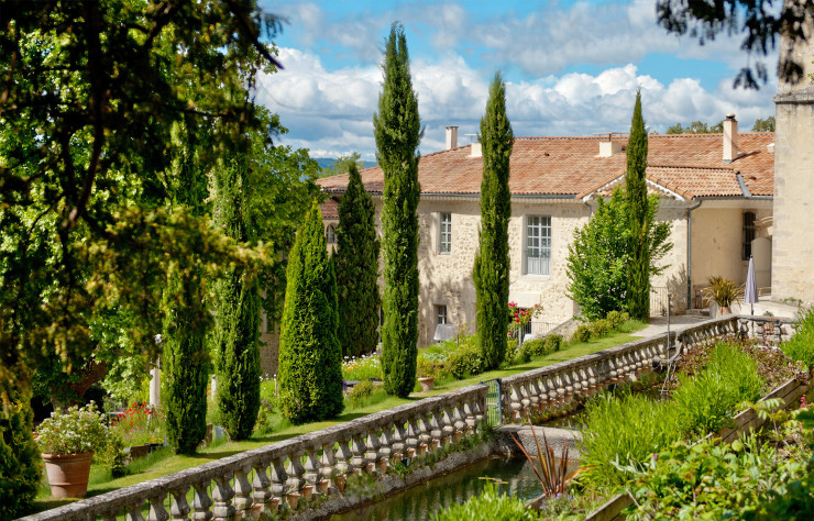 Dans le village typiquement provençal de Mane, le Couvent des Minimes s’est transformé au fil du temps en un hôtel sur mesure, entouré d’un jardin aromatique réputé .