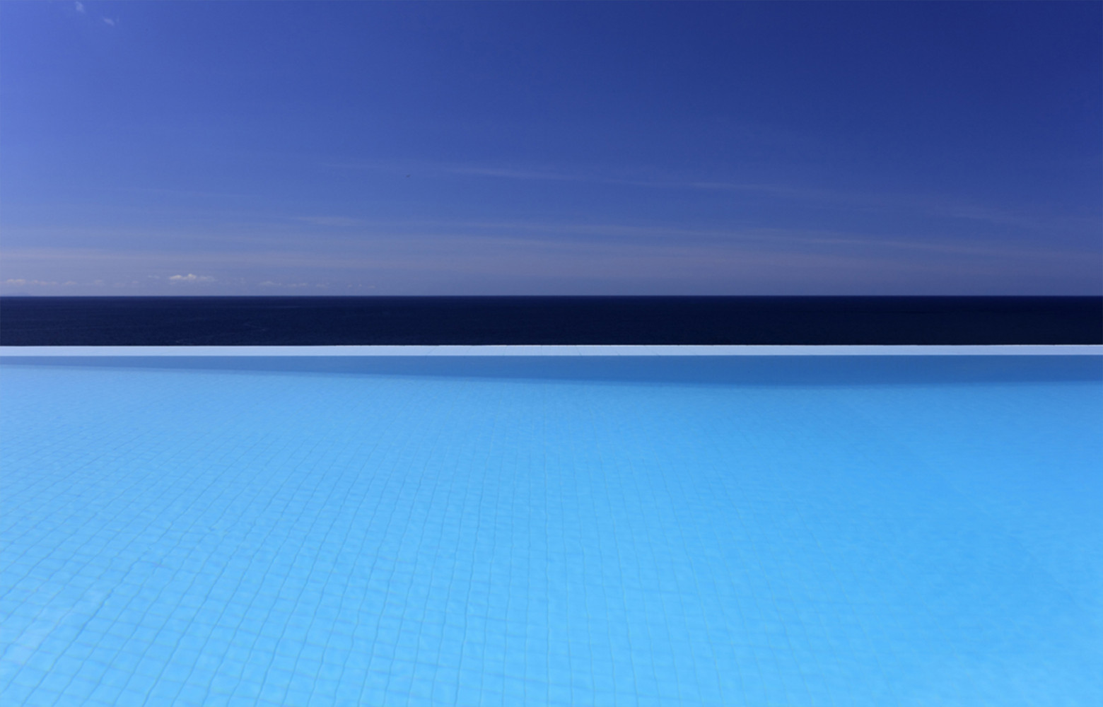 Peter Weimann, Blue Dream. La piscine à l'état pur : Peter Weiman donne à sa photographie une...