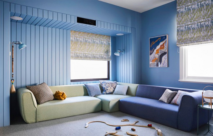 Le salon est un espace décontracté où les enfants viennent jouer. Les couleurs bleutées ont été choisies en écho aux plages de Melbourne. Canapé modulaire (Jardan).
