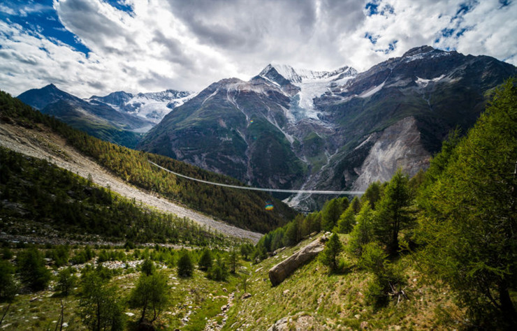 Le passage suspendu est devenue l’étape attendue – et redoutée ? – de la célèbre randonnée qui relie Grächen à Zermatt.