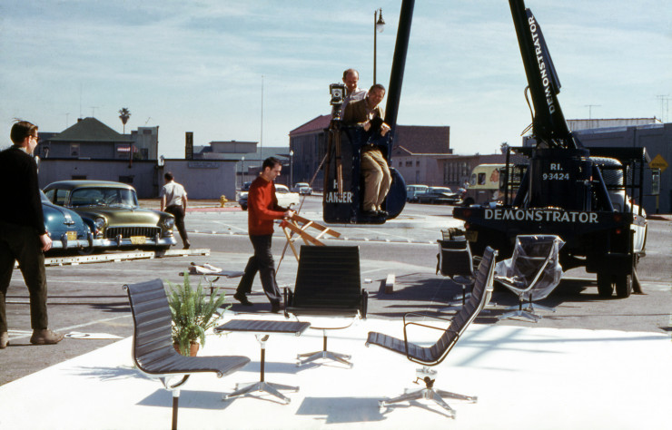 Intimes de Billy Wilder et familiers de Hollywood, les Eames ont emprunté aux méthodes cinématographiques, comme ici sur le shooting des chaises Aluminium Group (1960).