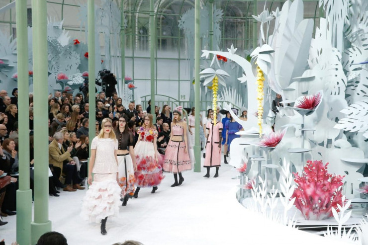 Les décors des défilés Chanel sont incontestablement les plus inventifs…