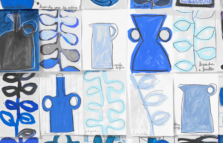 Esquisses de motifs bleus pour le travail préparatoire à la création d’une étoffe ou d’un papier peint.