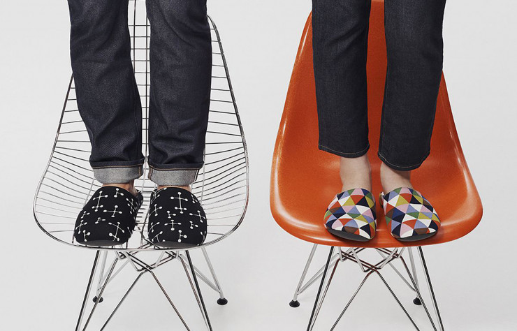 Perchés sur la « Wire Chair » ou la « Plastic side Chair », les motifs originaux, dessinés il y a plus de cinquante ans, se révèlent toujours aussi contemporains… même sur des chaussons !