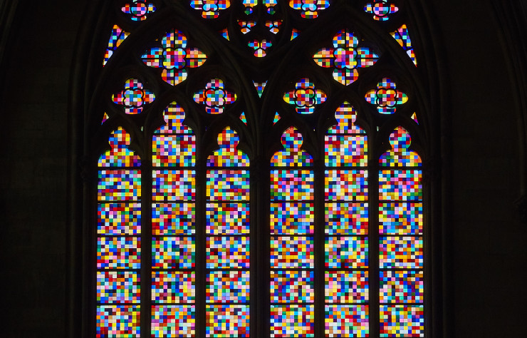 Dans la lignée de sa série de « Nuanciers », Gerhardt Richter illumine la cathédrale de ses « pixels » multicolores.