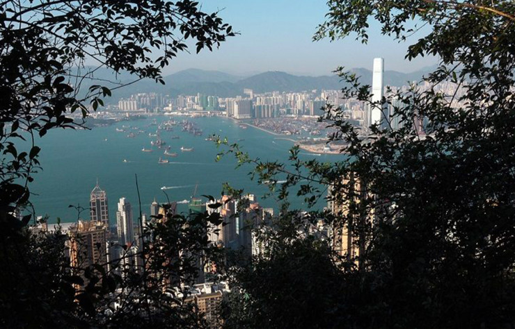 Mise en images par le vidéaste Christian Barani, Hong Kong est l’une des dix villes qui ont servi de terrain d’exploration et de réflexion pour l’exposition principale d’Agora 2017. 