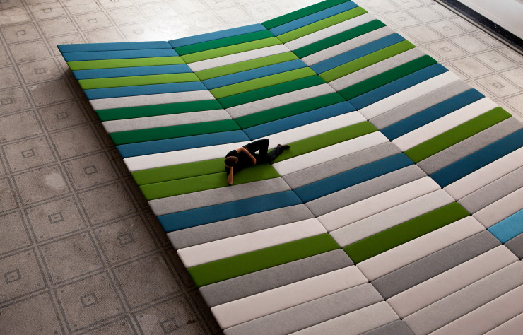 Le Textile Field réalisé pour le Victoria & Albert Museum à l’occasion du London Design Festival 2011. Un modèle d’ergonomie intuitive…