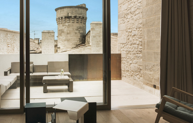 Certaines suites bénéficient d’une terrasse avec vue sur les toits de la cité provençale.