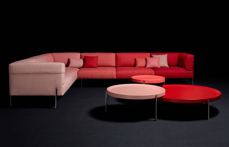 L’ensemble canapé et tables basses Six Shades of Palmer a été présenté à Milan pendant le dernier Salon du meuble dans le nouveau showroom Fendi Casa.