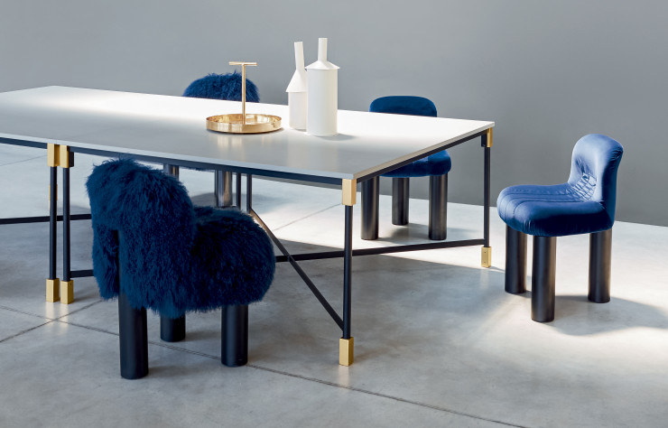 Les jointures en laiton répondent parfaitement au bleu des fauteuils « Pecorelle » de Cini Boeri.