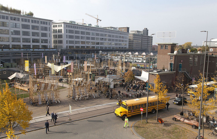 Au pied des anciennes usines Philips reconverties en espaces d’exposition, la place du Ketelhuisplein accueille chaque année des événements au sein d’architectures éphémères.