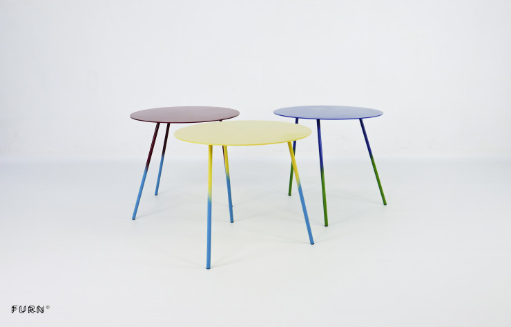 Adepte du bois massif, la start-up produit aussi du mobilier en métal. Ici, les tables « Stéphane » réalisée en acier laqué à partir des surplus d’une agence créative.